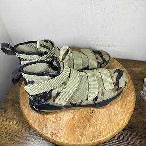 Nike LeBron Soldier 11 Shoes Mens Size 9.5 Camo Strap Basketball Zoom 897644-200
